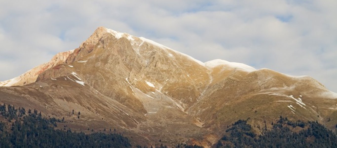 Όρος Βελούχι: Επιβλητικός ορεινός όγκος στο χρώμα της τέφρας (φωτό)